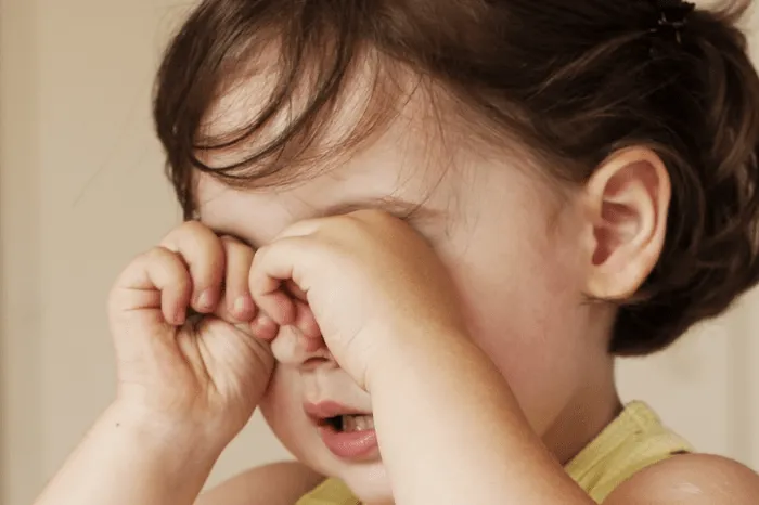 Красные круги у ребенка: почему у детей краснеет под глазами фото