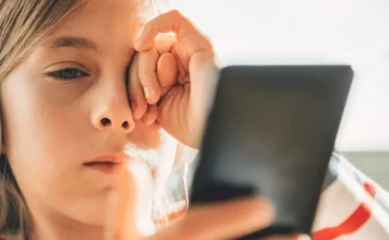 Почему у ребенка чешутся глаза: причины и когда обращаться к врачу? фото